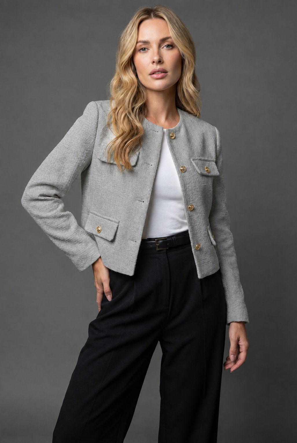 Kort tweed blazer til damer med guldknapper