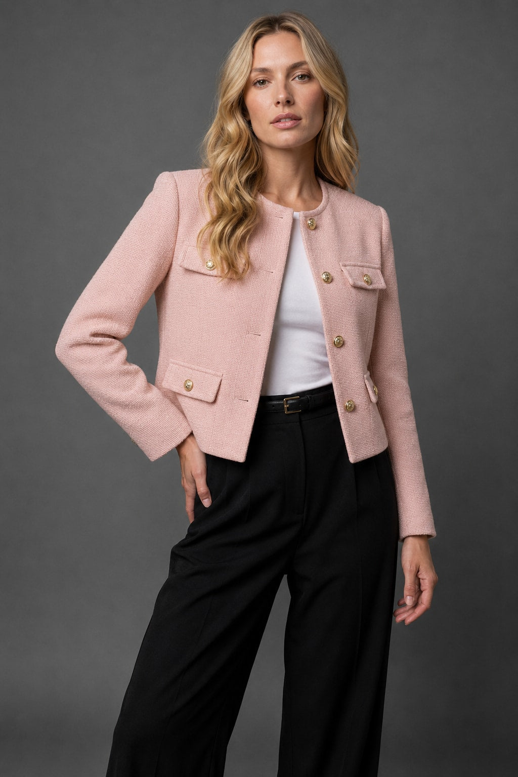 Kort tweed blazer til damer med guldknapper