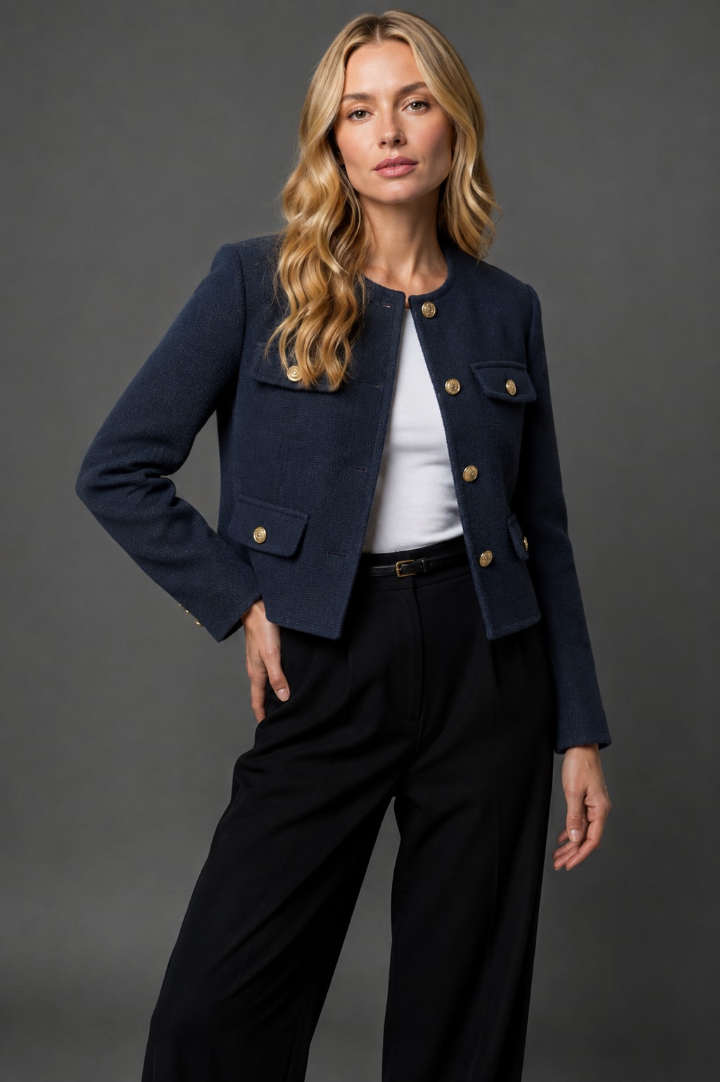 Kort tweed blazer til damer med guldknapper
