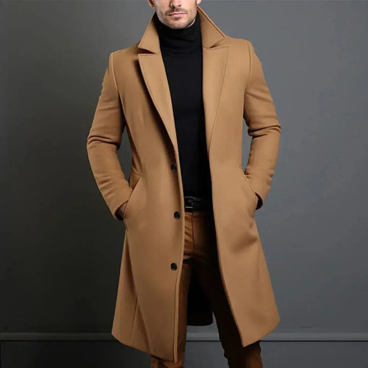 Mand i lang beige frakke herre i uldblanding med sort rullekrave