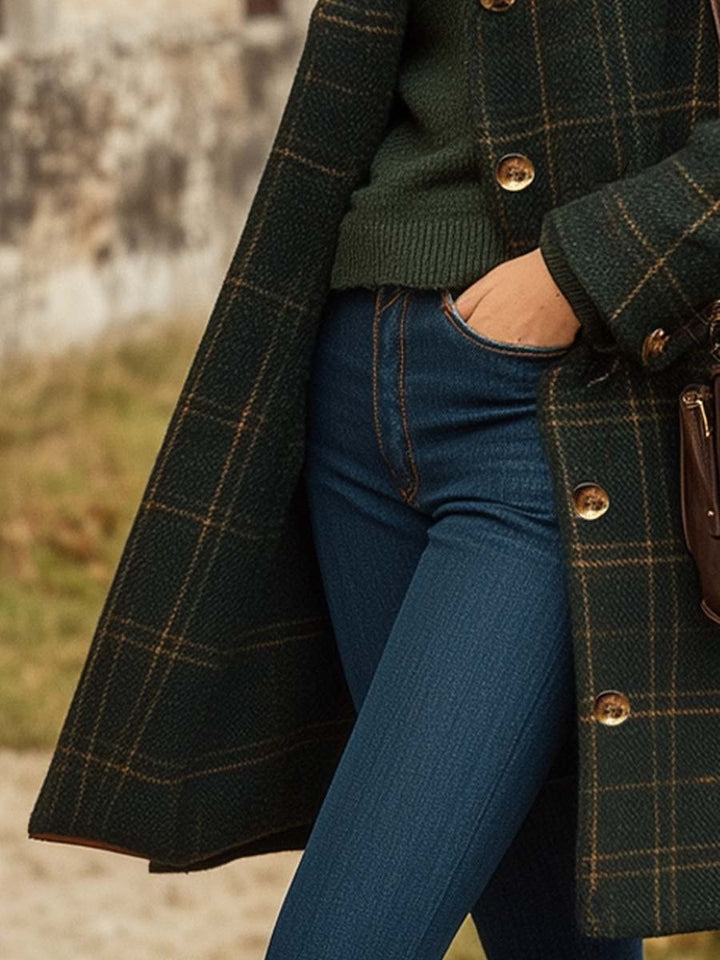 Detalje af lang ternet uldfrakke dame med knapper og lomme
