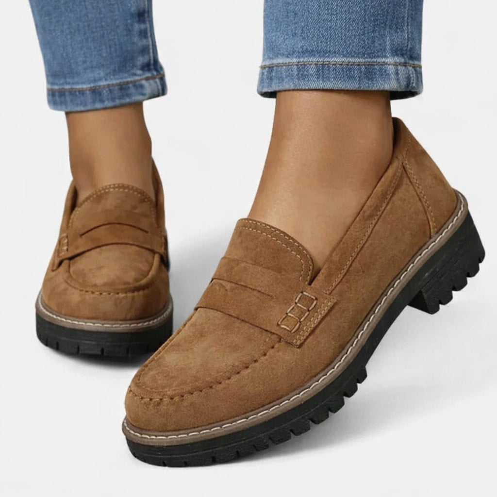 Brune loafers dame i ruskindslook med kraftig sål og jeans