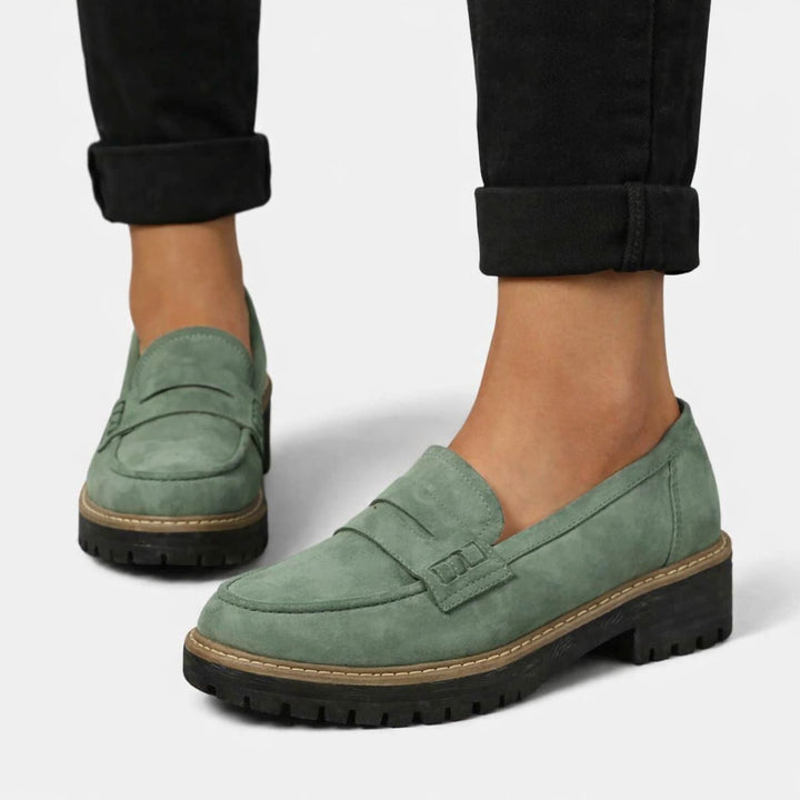 Grønne loafers dame i ruskindslook med kraftig sål og sorte bukser