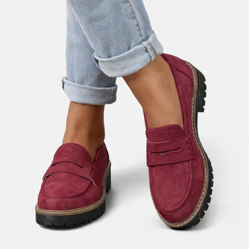 Røde loafers dame i ruskindslook med kraftig sål og lyse jeans