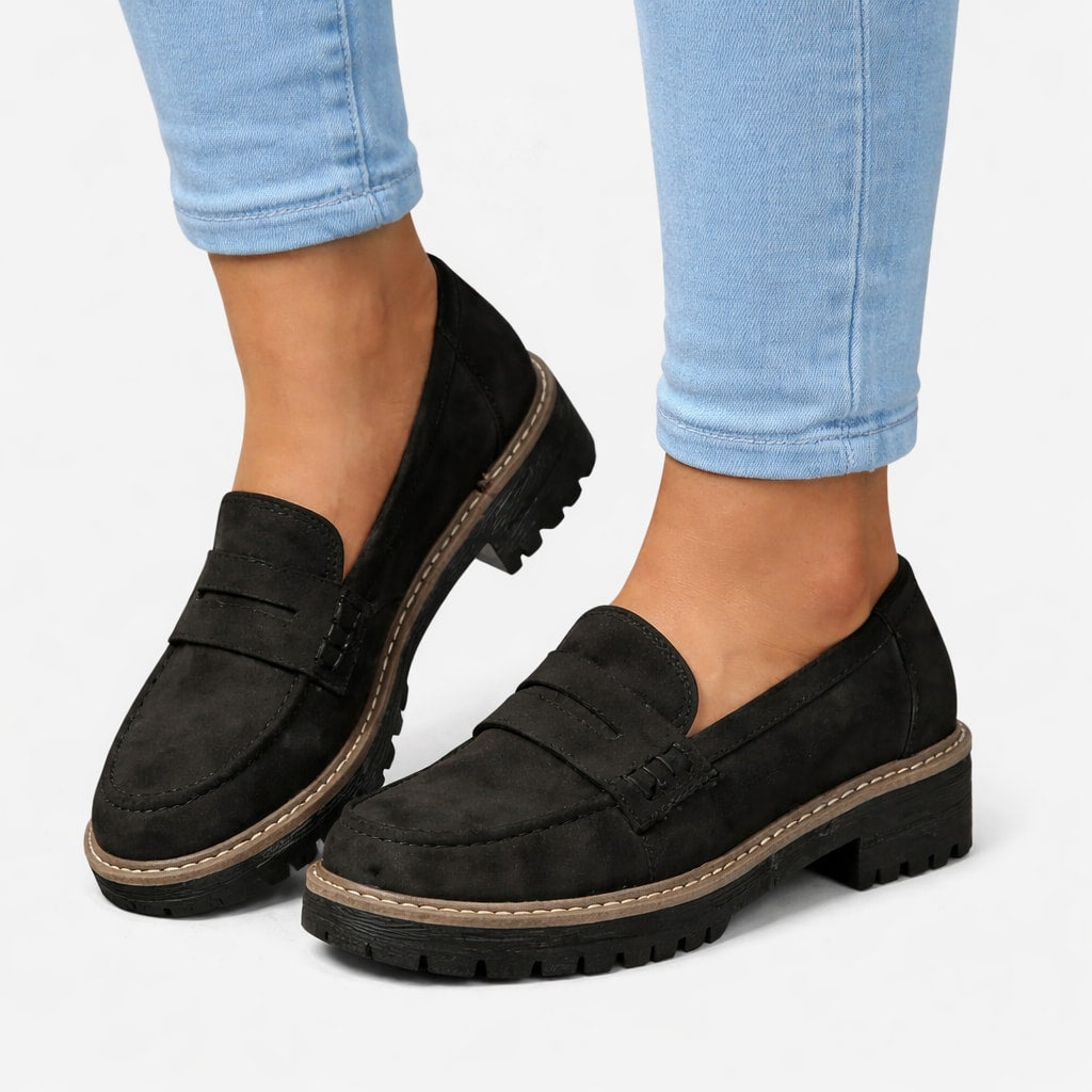Sorte loafers dame i ruskindslook med kraftig sål og blå jeans