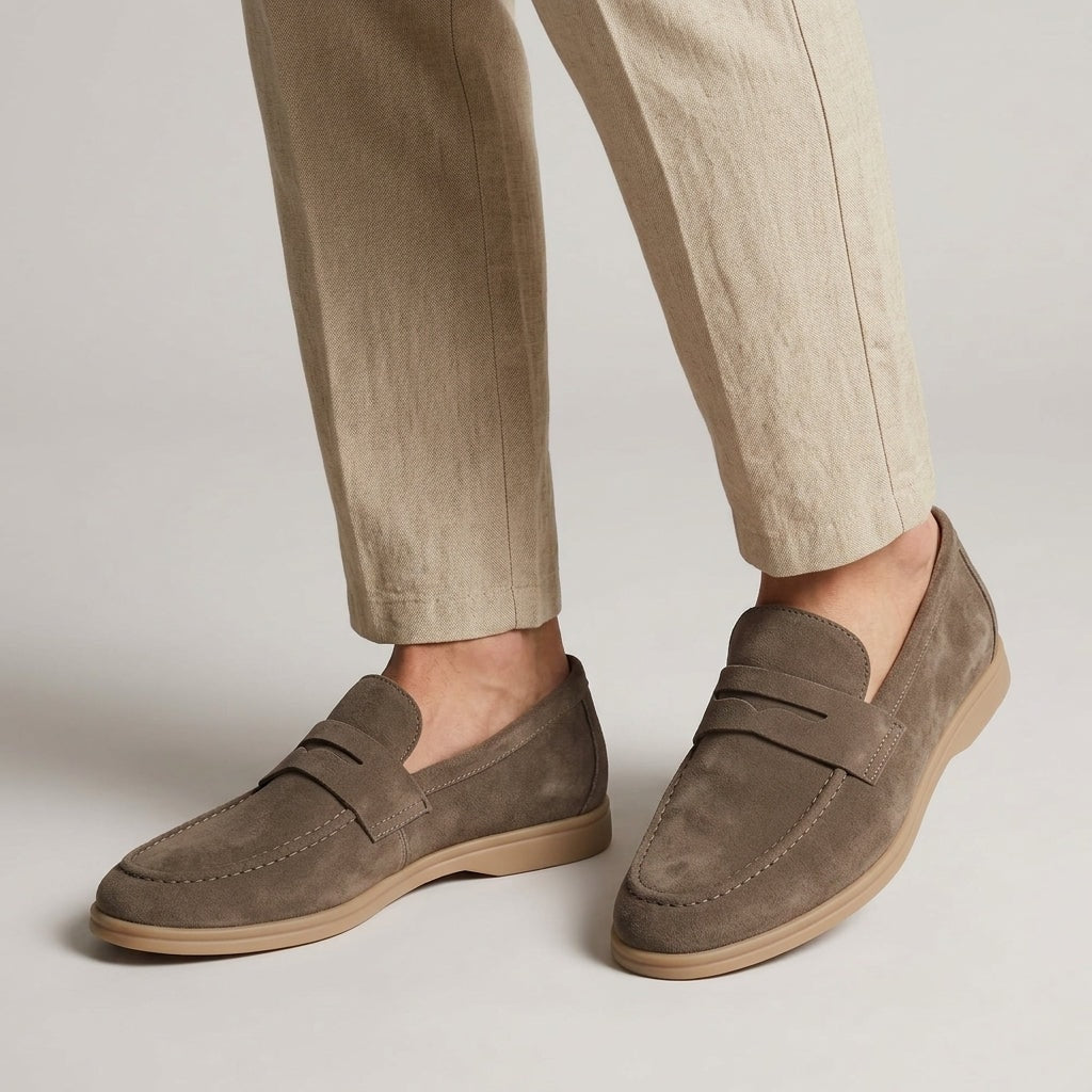 Taupe loafers herre i ruskind med pennystrop og lys sål