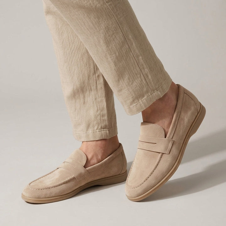 Creme loafers herre i ruskind med pennystrop set fra siden