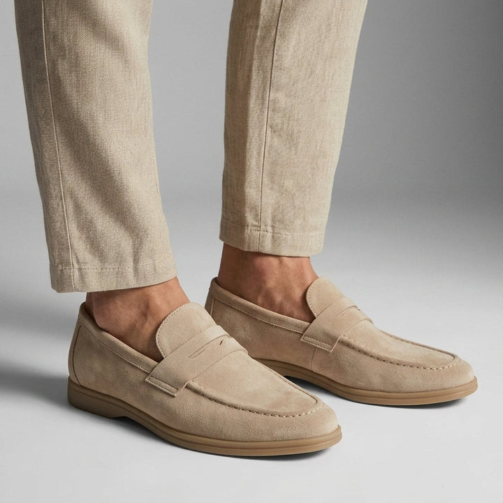 Beige ruskind loafers herre med slip on design og lys sål