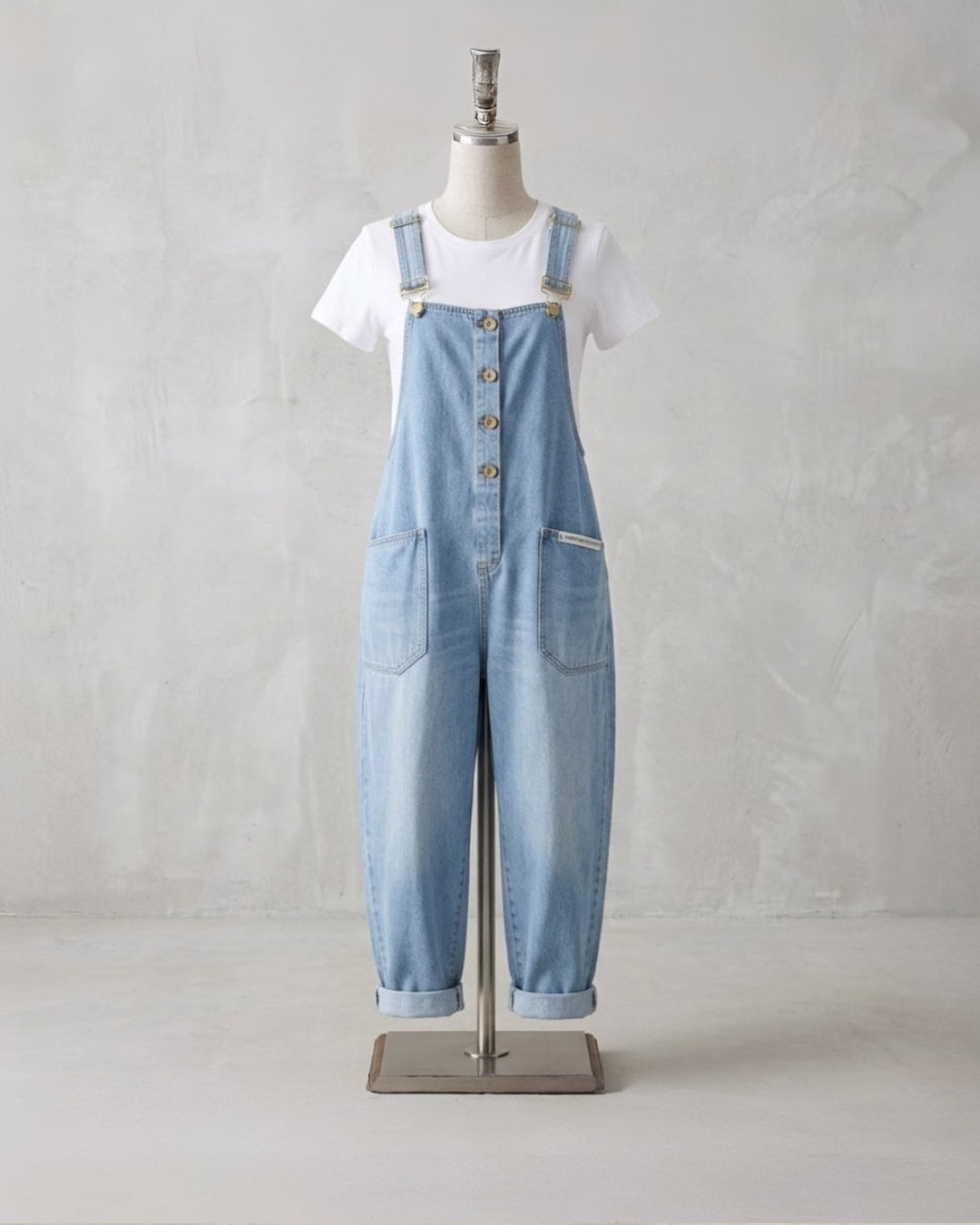 Lyseblå overalls i denim look på bøjlefigur med hvid t-shirt