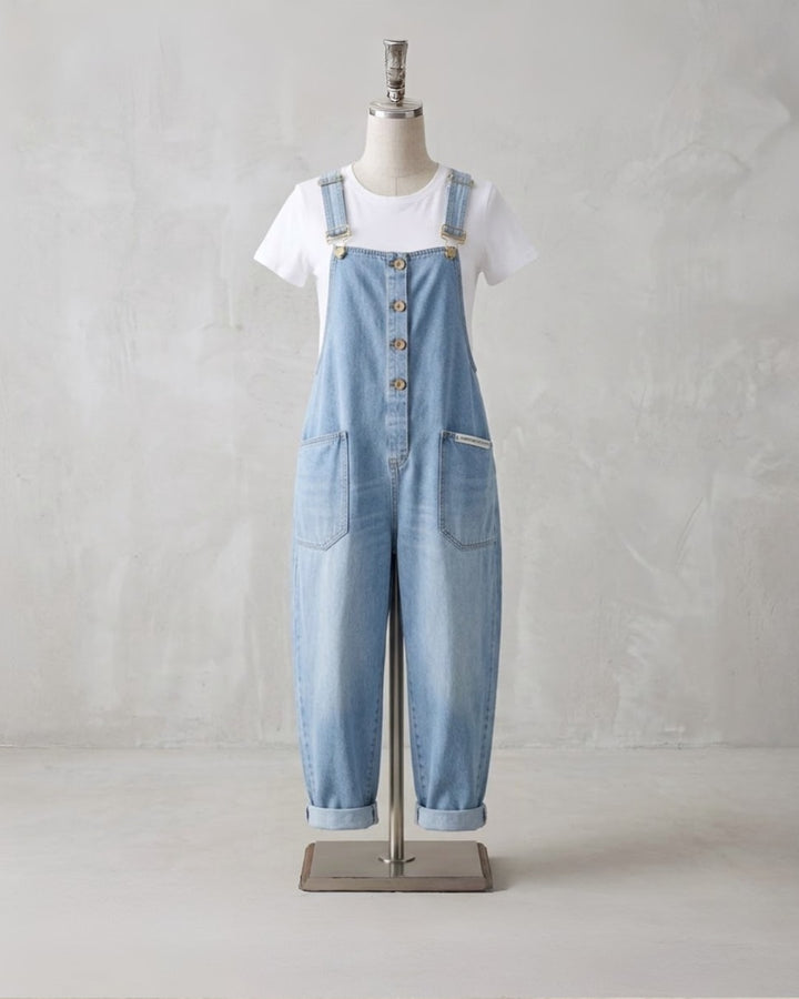 Lyseblå overalls i denim look på bøjlefigur med hvid t-shirt