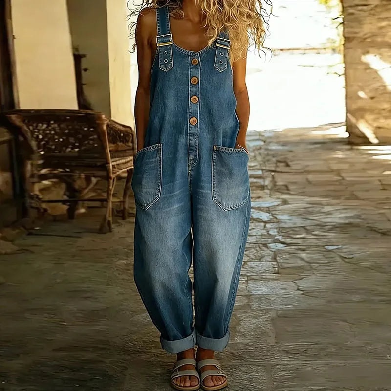 Dame i blå overalls i denim look med store forlommer og oprullede ben