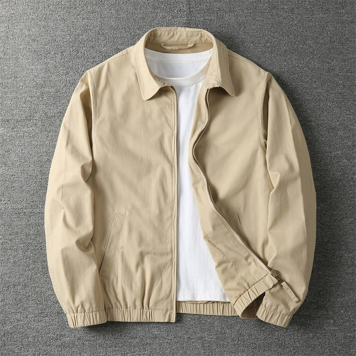 Beige overgangsjakke herre med lynlås og krave over hvid t-shirt