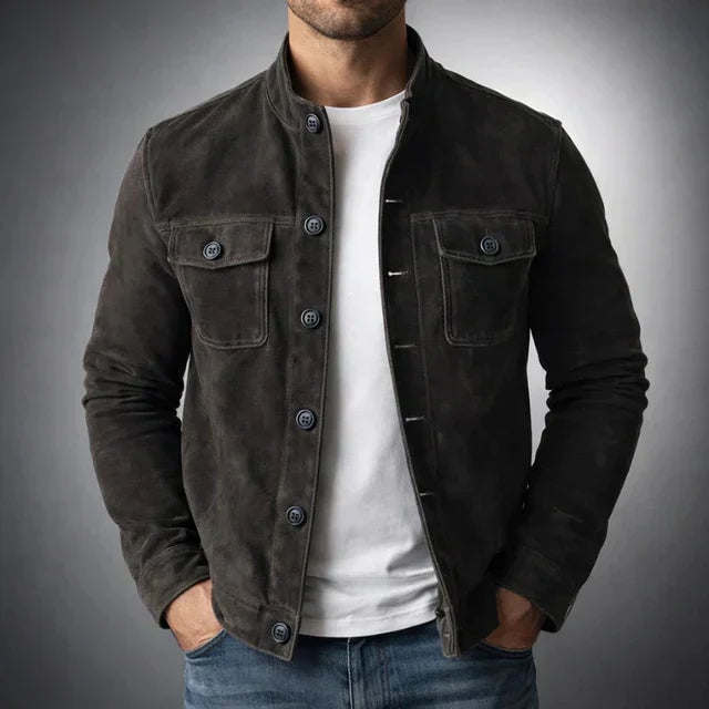 Sort jakke herre i ruskindslook med brystlommer, båret med hvid t-shirt og jeans