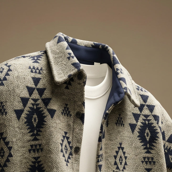 Detalje af skjortekrave og knapper på overshirt i uldblanding