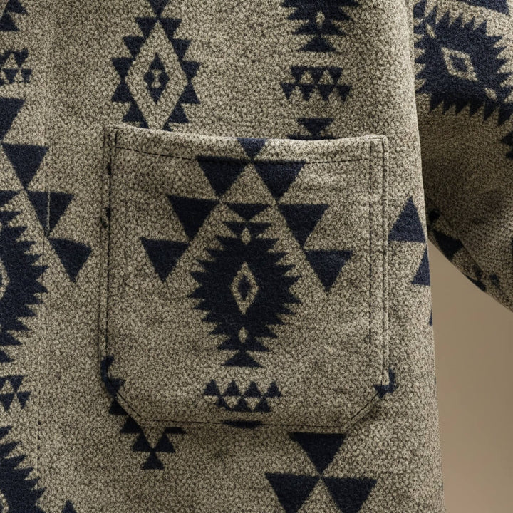 Close-up af brystlomme på overshirt herre med mønster
