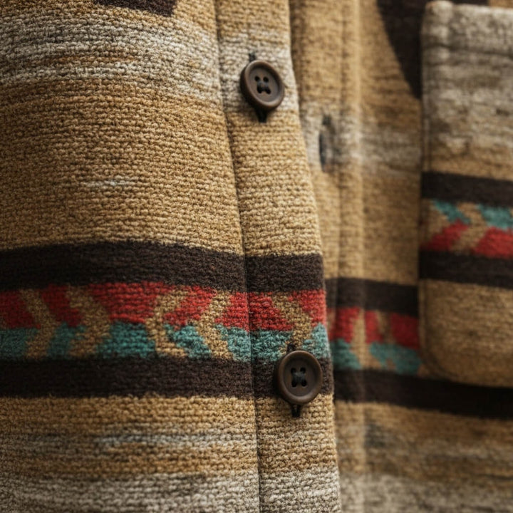 Detalje af knapper og strikket uldstruktur på overshirt herre