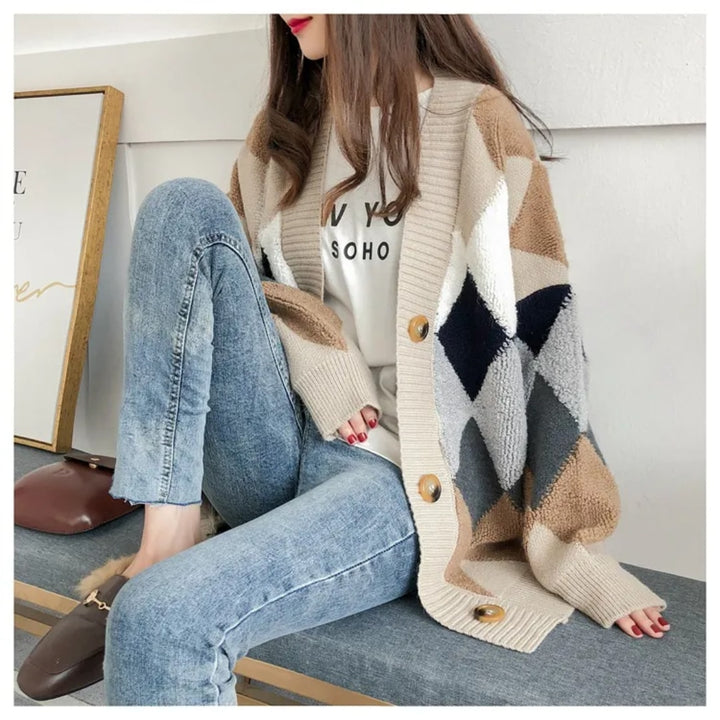 Oversized cardigan dame med ternet mønster og knapper, siddende model med jeans