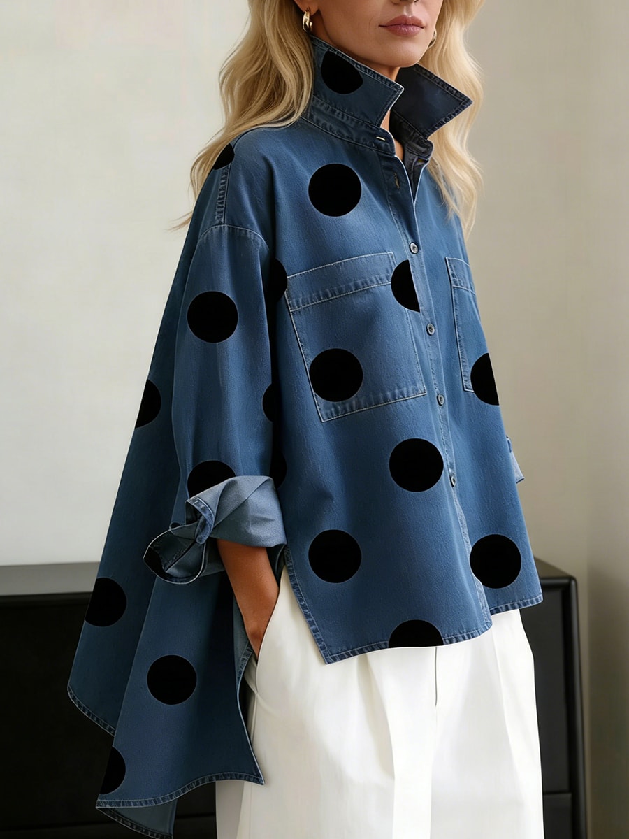 Oversized denim skjorte dame med sorte prikker og brystlommer i blå