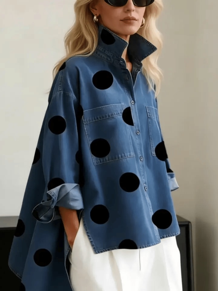 Blå denim skjorte med prikker og opretstående krave set fra siden