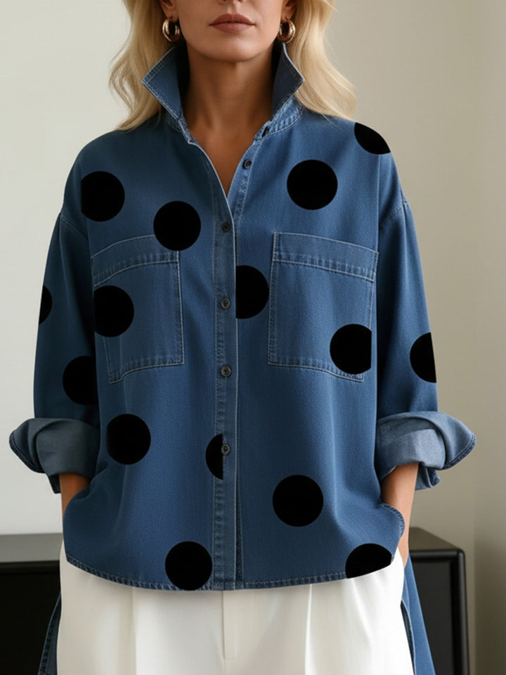 Denim skjorte dame med prikker og oprullede ærmer set forfra
