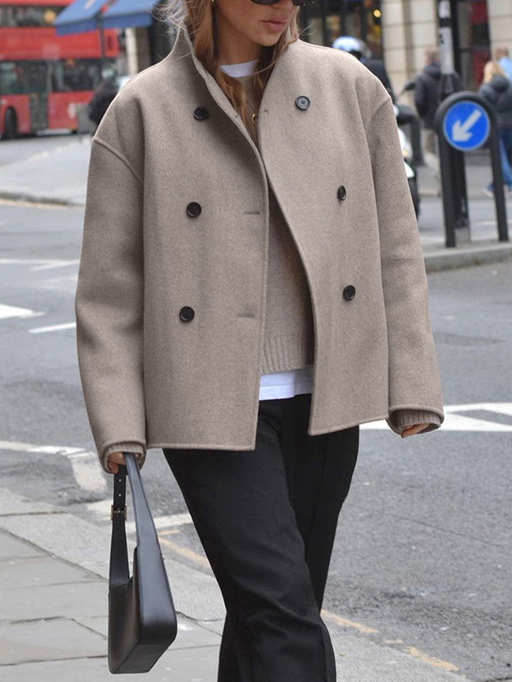 Kort overgangsjakke dame i oversized pasform med sort skuldertaske