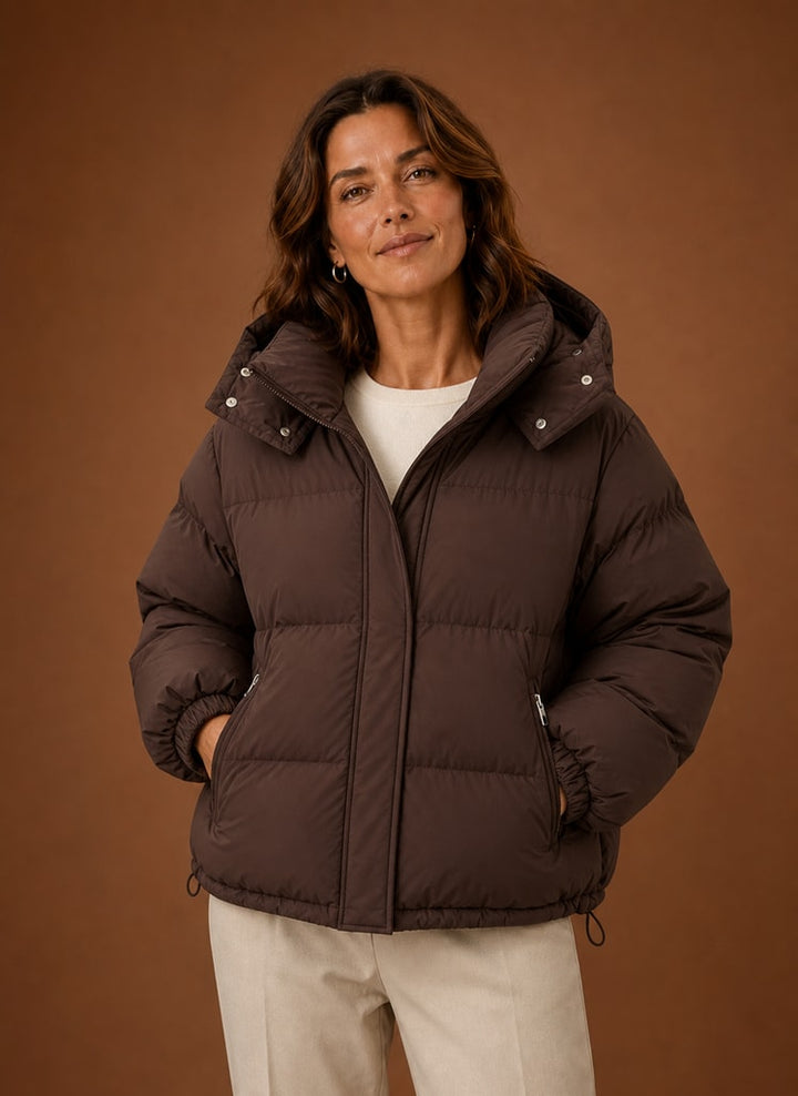 Brun oversized quiltet vinterjakke dame med hætte, set forfra