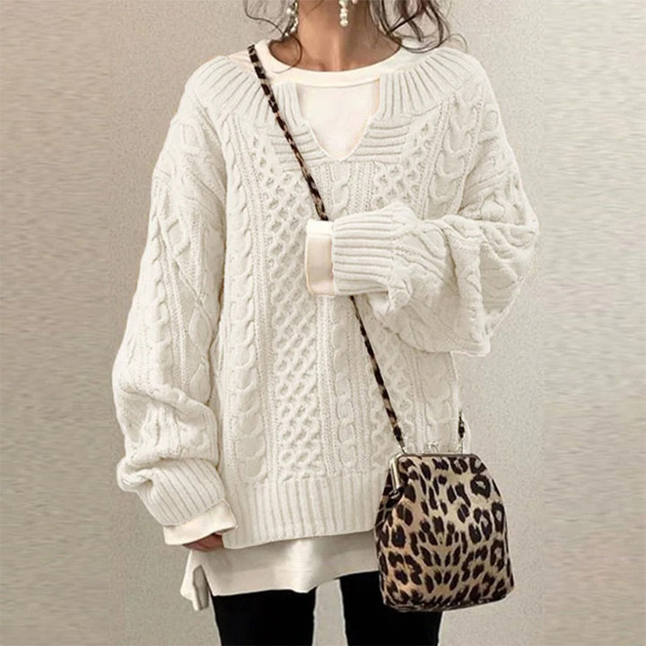 Hvid oversized strikbluse til damer med v hals og snoninger