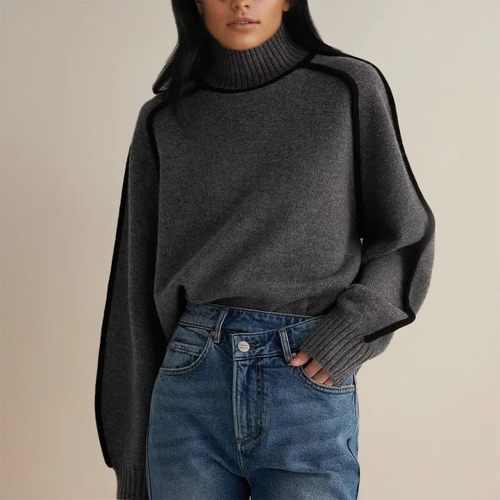 Grå striktrøje dame med rullekrave og kontraststriber stylet med jeans