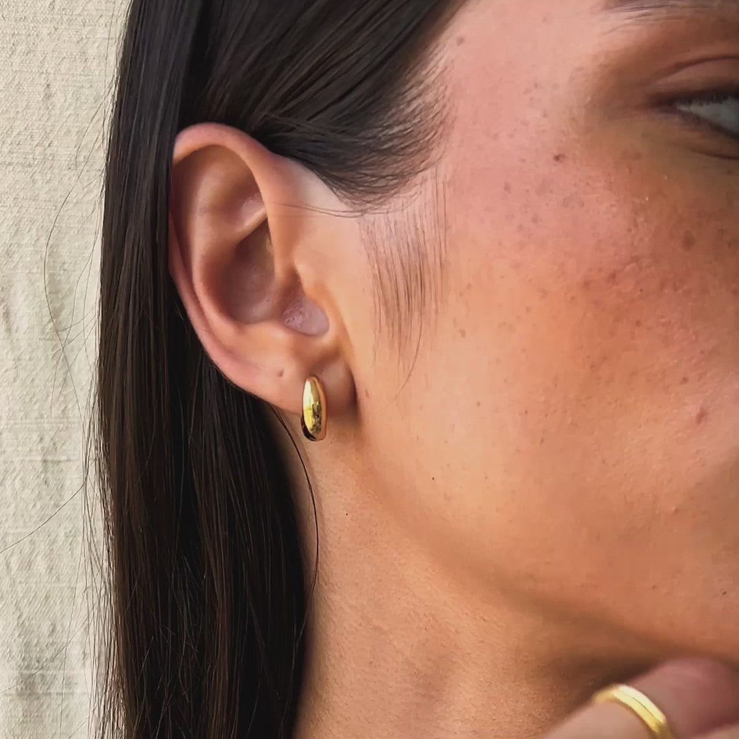Dome Huggie Earrings - Caja