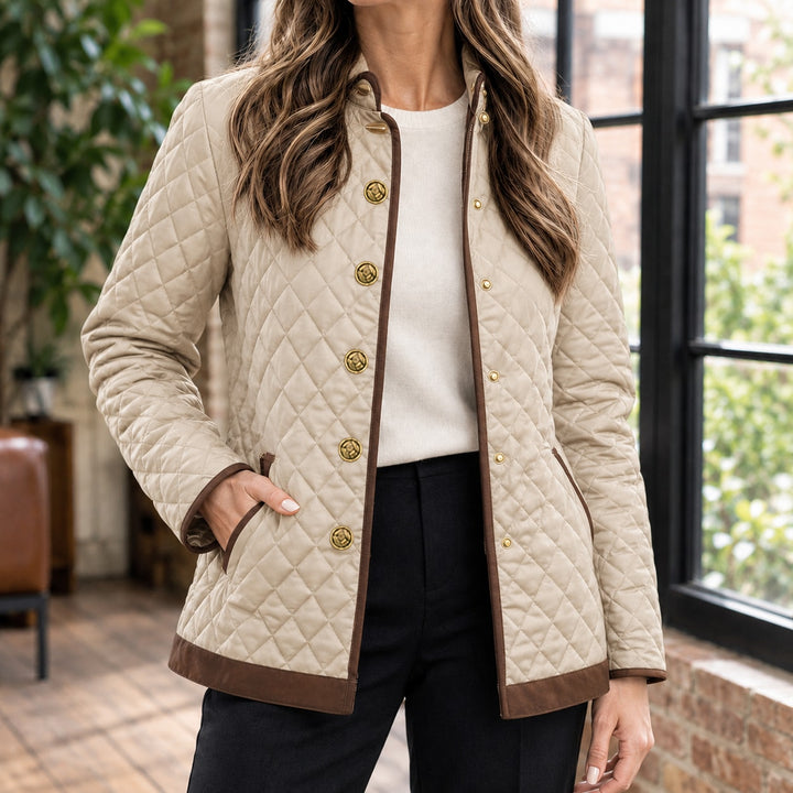 Beige quiltet jakke dame med brune kanter og guldfarvede knapper