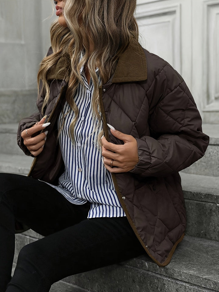 Quiltet overgangsjakke dame med knapper stylet med stribet skjorte