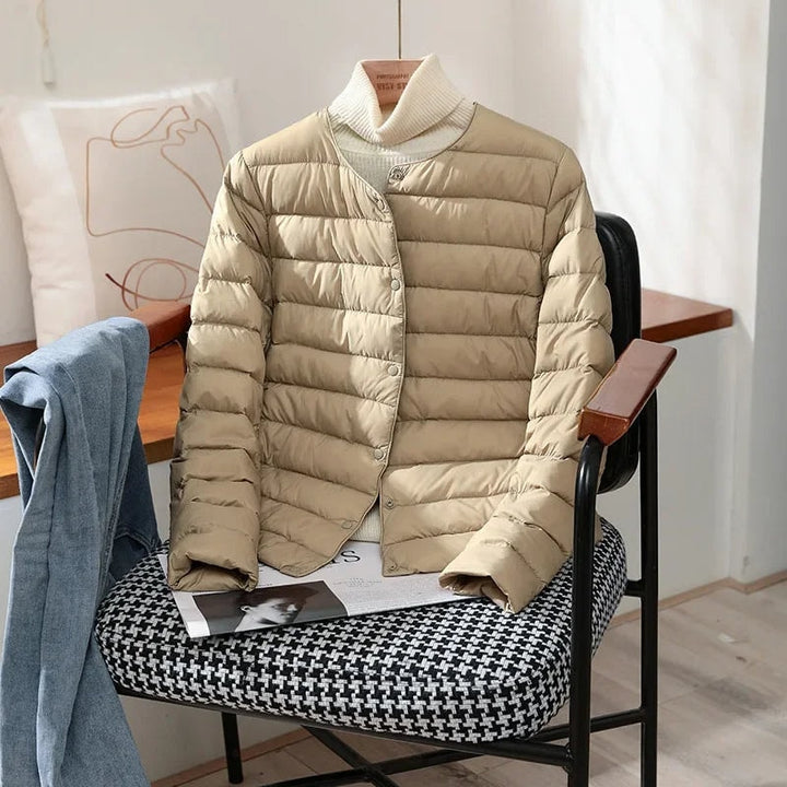 Khaki quiltet jakke dame med rund hals og trykknapper