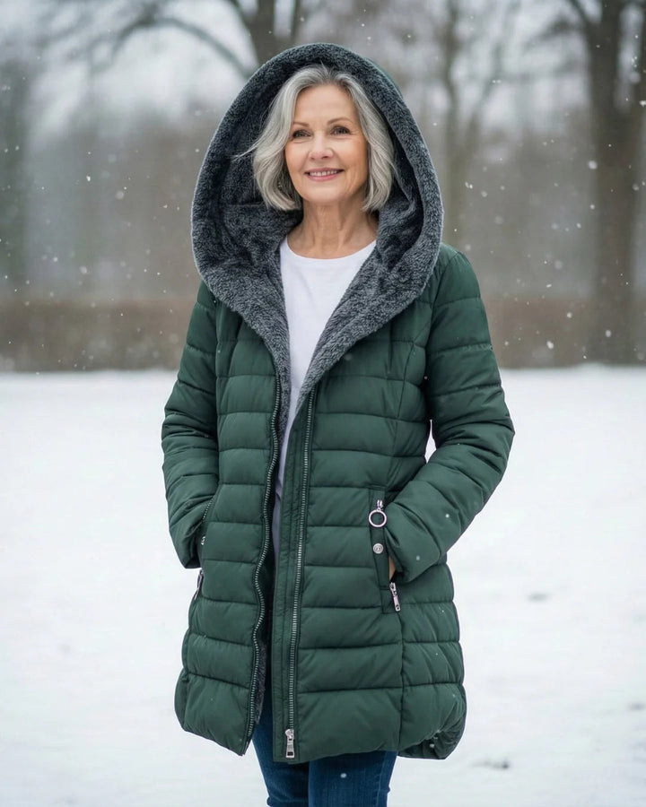 Quiltet vinterjakke dame med hætte og sherpafor i mørkegrøn