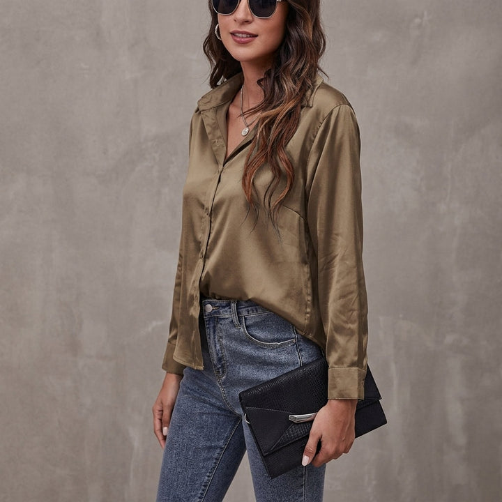 Silkeskjorte dame i khaki med krave og lange ærmer, stylet med jeans