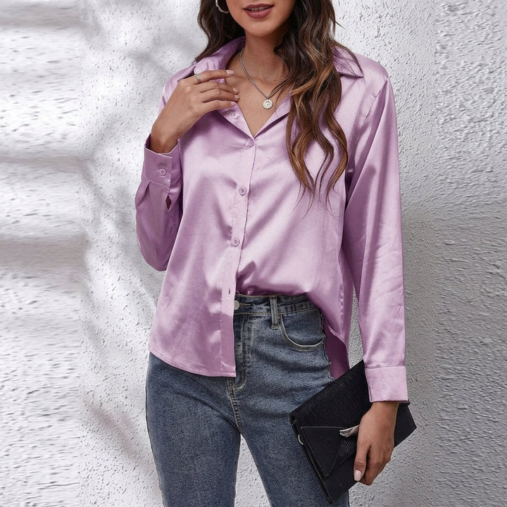 Lilla silkeskjorte dame med lange ærmer stylet med jeans og clutch