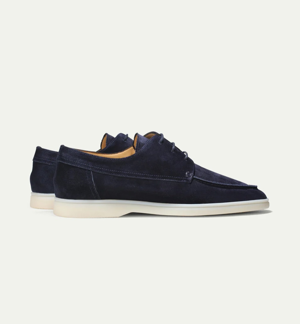 Marineblå loafers herre set fra siden med lys sål