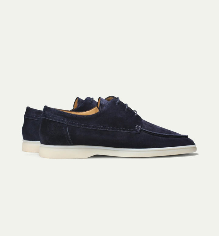 Marineblå loafers herre set fra siden med lys sål