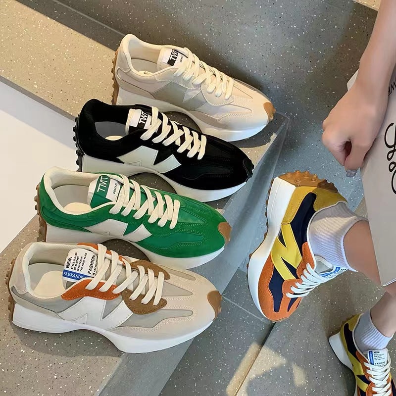 Fire par sneakers dame i forskellige farver på trappe