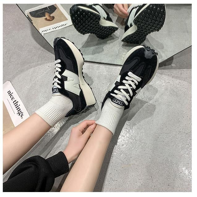 Sneakers dame med tyk sål og snørebånd i ruskind og mesh