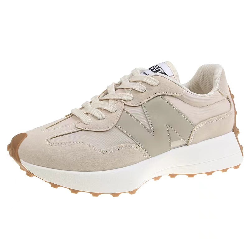 Beige sneakers dame med tyk hvid sål og snørebånd