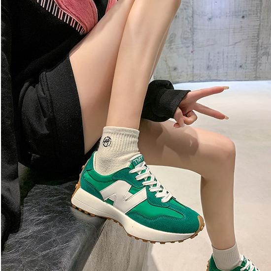 Sneakers dame med tyk sål og snørebånd i ruskind og mesh