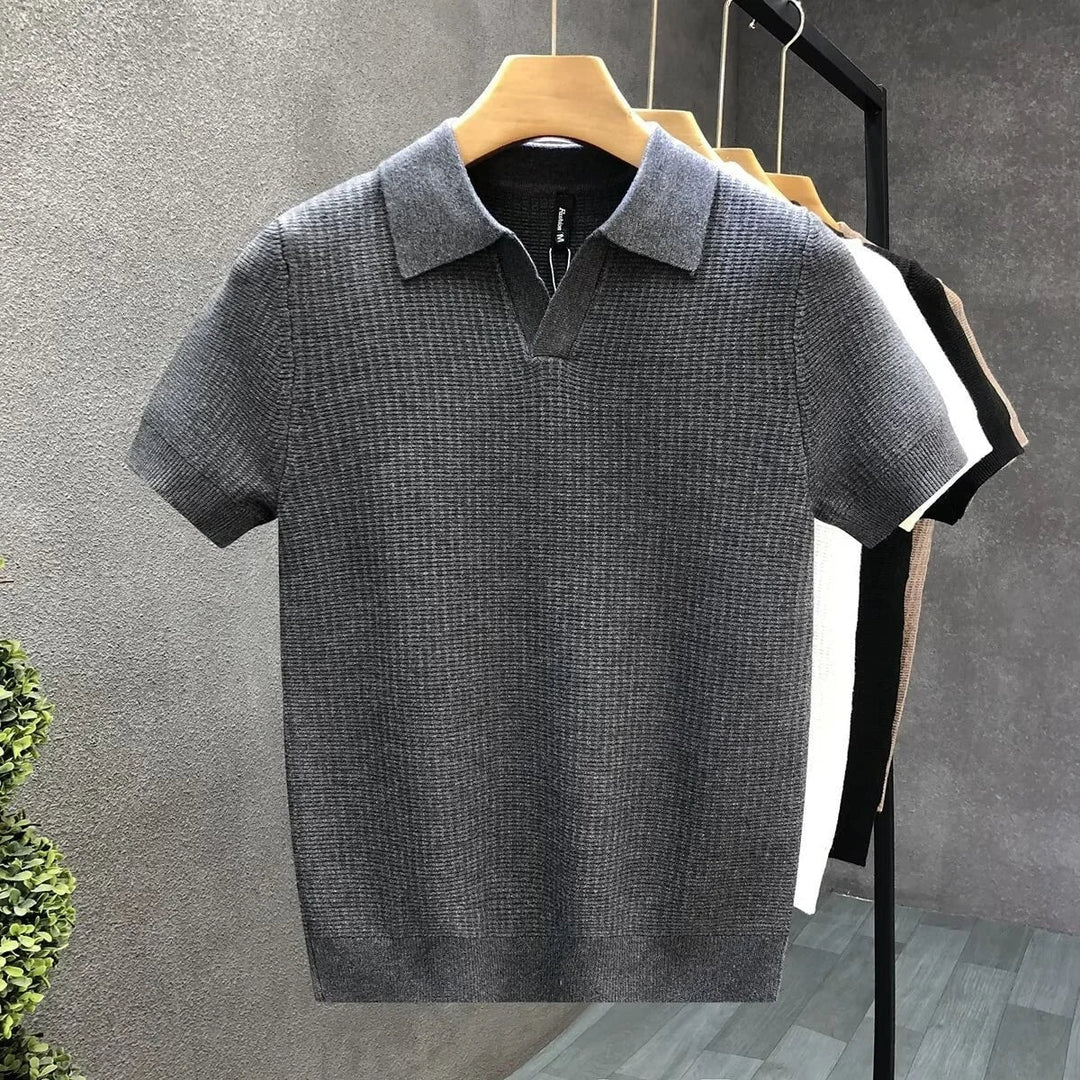 Strikket poloshirt herre med V-hals i koksgrå