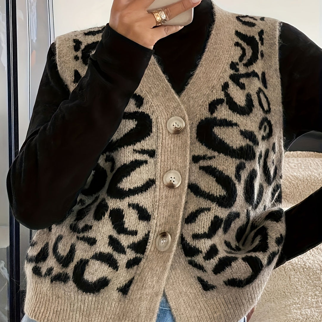 Strikket vest dame med leopardmønster og knapper, set forfra