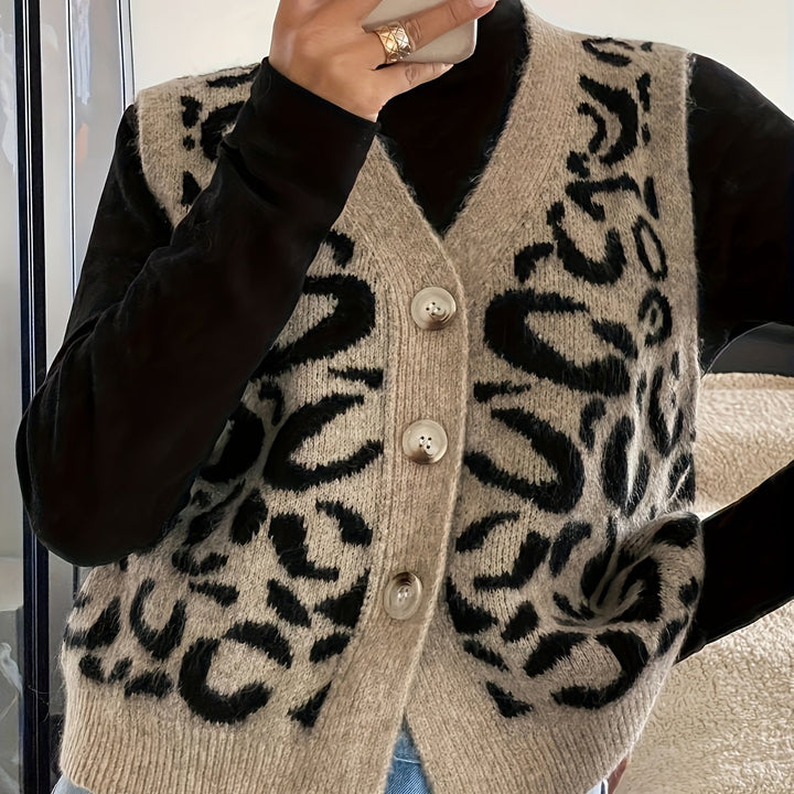 Strikket vest dame med leopardmønster og knapper, set forfra