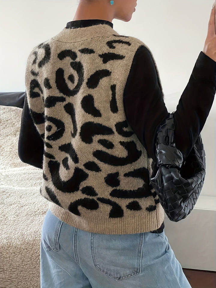 Strikket vest dame med leopardmønster, set bagfra