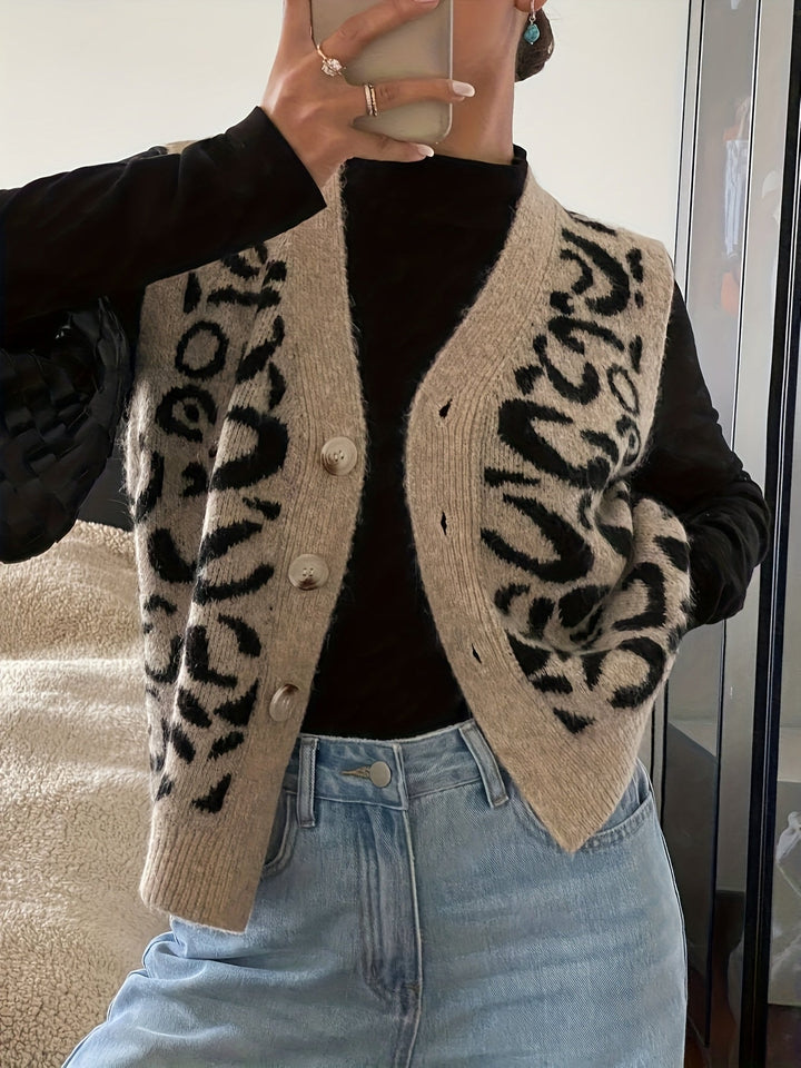 Strikvest med V-hals og knapper stylet med jeans