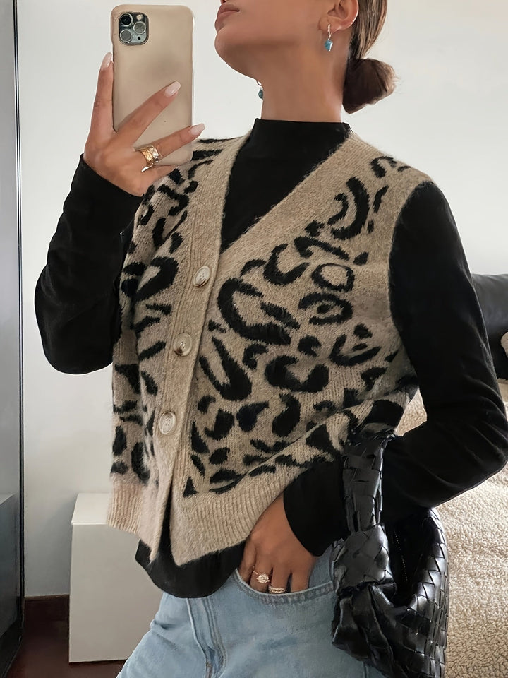 Dame i strikket vest med leopardmønster over sort trøje