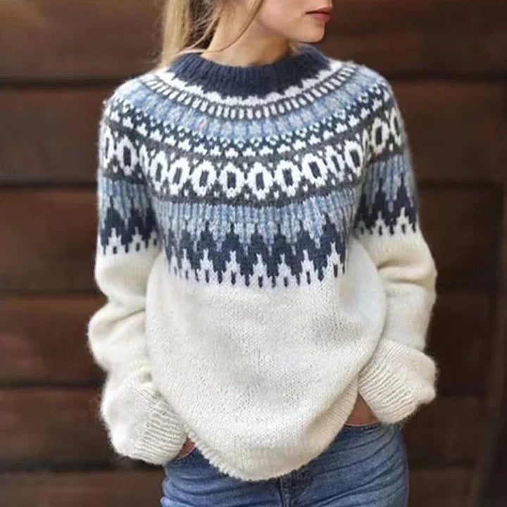 Hvid striktrøje dame med blåt Fair Isle mønster og rund hals