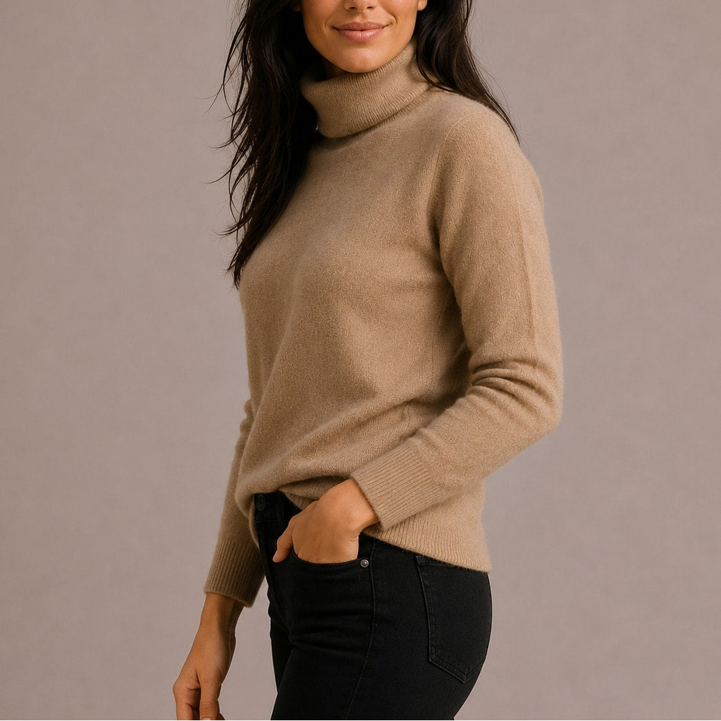 Beige striktrøje dame med rullekrave set fra siden sammen med sorte jeans