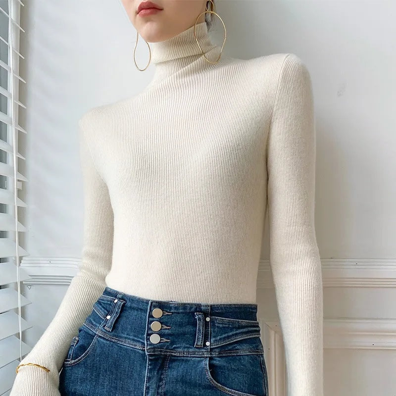 Hvid højhalset striktrøje dame med rullekrave og jeans